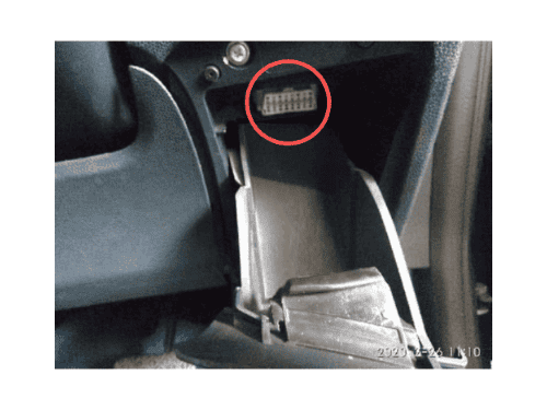 Localisation de la prise de diagnostic OBD2 sous le tableau de bord d une Ford Fiesta 6 RHD