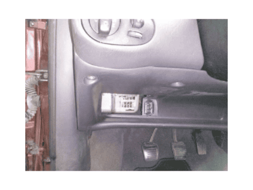 Emplacement de la prise de diagnostic OBD2 sous le tableau de bord d une Ford Focus 2000
