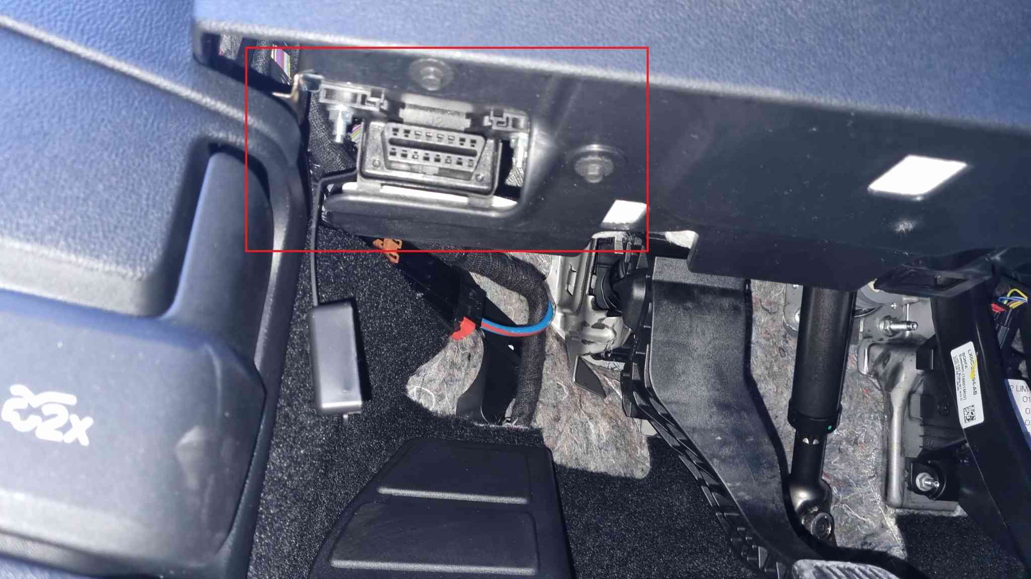Vue de l emplacement de la prise OBD2 sur une Ford Focus 2024 sous le tableau de bord
