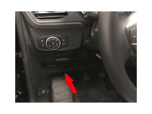 Emplacement de la prise de diagnostic OBD2 sous le volant d une Ford Focus 4