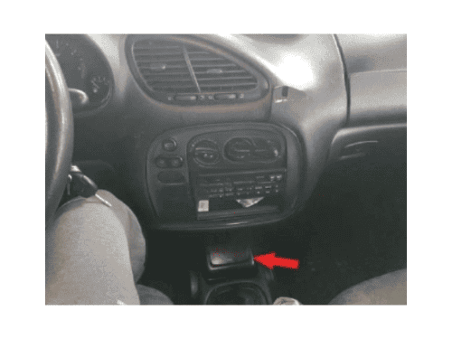 Localisation de la prise de diagnostic OBD2 sur Ford Galaxy 1 au niveau de la console centrale