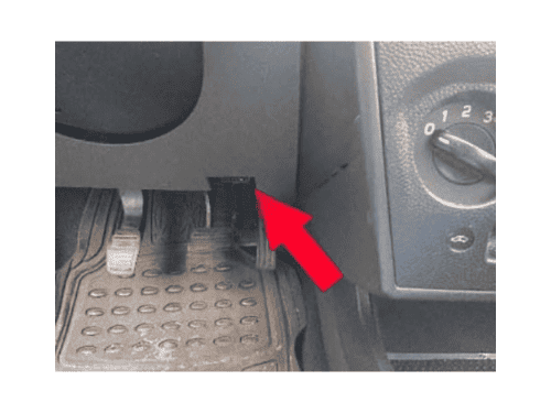Flèche rouge indiquant la prise de diagnostic OBD d une Ford Ikon