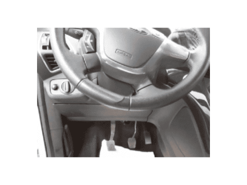 Emplacement de la prise OBD de diagnostic sous le volant d une Ford Kuga