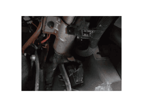 Recherche de la prise de diagnostic OBD2 au niveau des pedales d une Ford Maverick