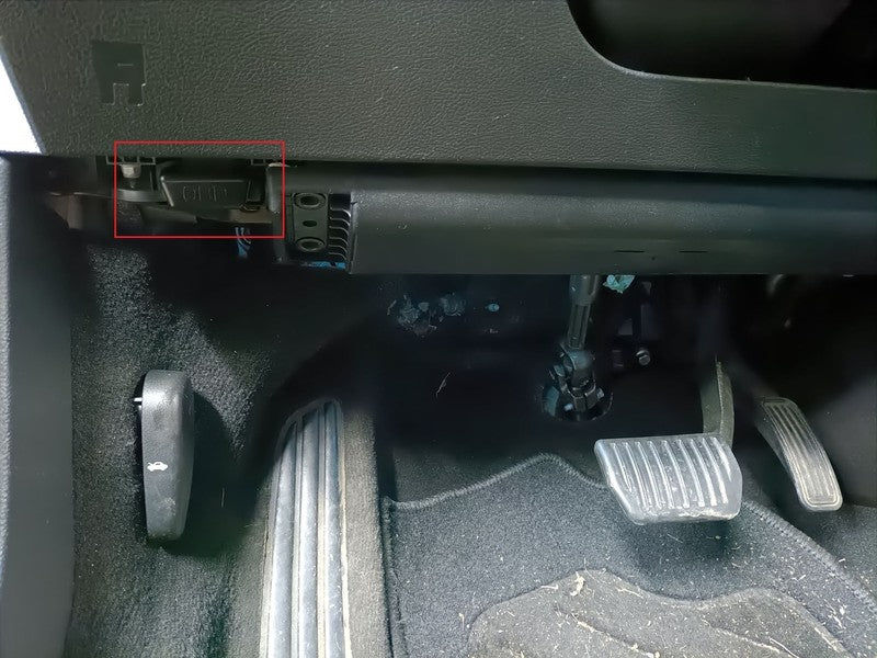 Emplacement de la prise OBD2 encadrée en rouge sous le tableau de bord d une Ford Mondeo 3
