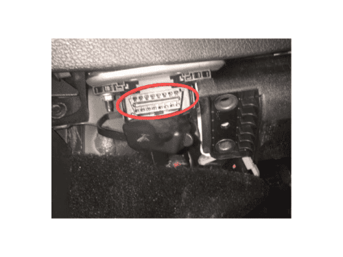 Photo montrant l emplacement de la prise OBD pour Ford Mondeo 4 avec un cercle rouge
