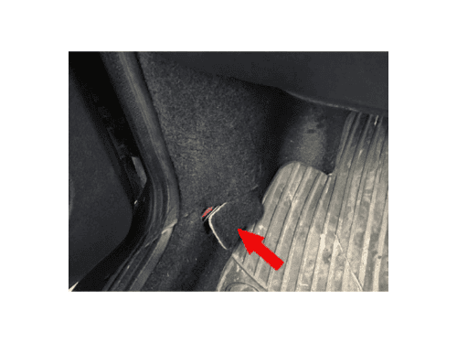 Emplacement de la prise de diagnostic OBD2 sous la moquette sur Ford Puma