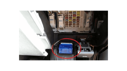 Localisation de la prise de diagnostic OBD2 sur un Ford Ranger avec adaptateur bleu