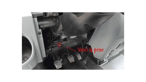 Photo de l habitacle d un Ford Transit montrant la prise OBD2 avec une fleche rouge
