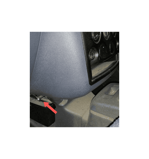 Localisation de la prise de diagnostic OBD2 sur une Ford Transit Connect au niveau de la console centrale