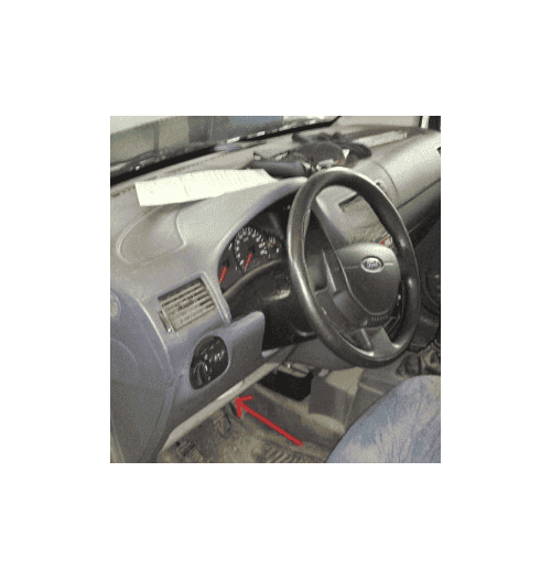 Fleche rouge indiquant l emplacement de la prise OBD pour diagnostic sur un Ford Connect