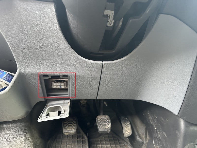 Emplacement de la prise de diagnostic OBD2 sous le volant d un Ford Transit Custom