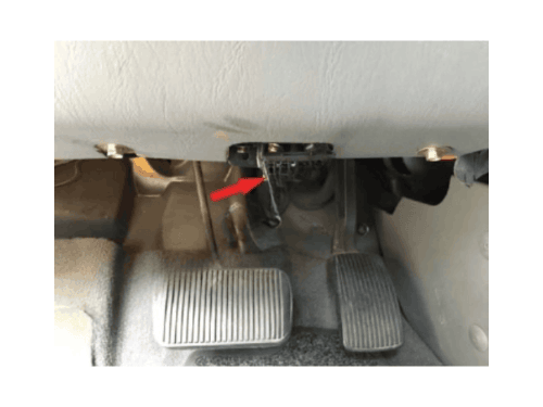 Localisation de la prise de diagnostic OBD2 au dessus du pedalier d une Ford Windstar