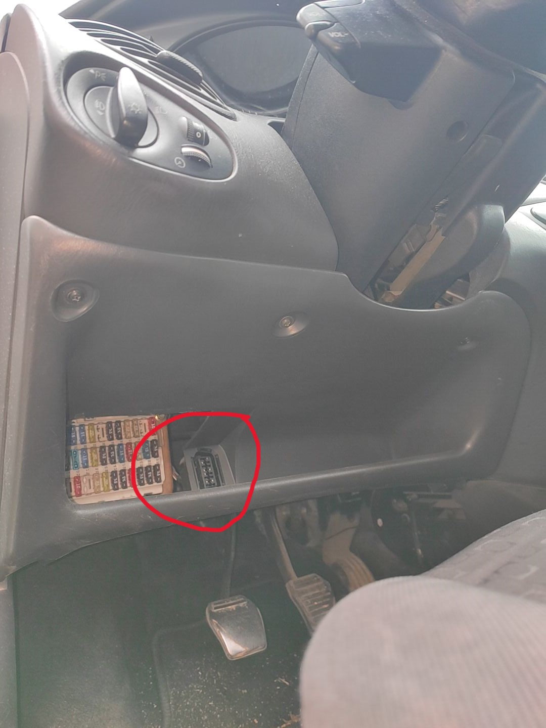 Zoom sur l emplacement de la prise OBD2 a cote de la boite a fusibles de la voiture