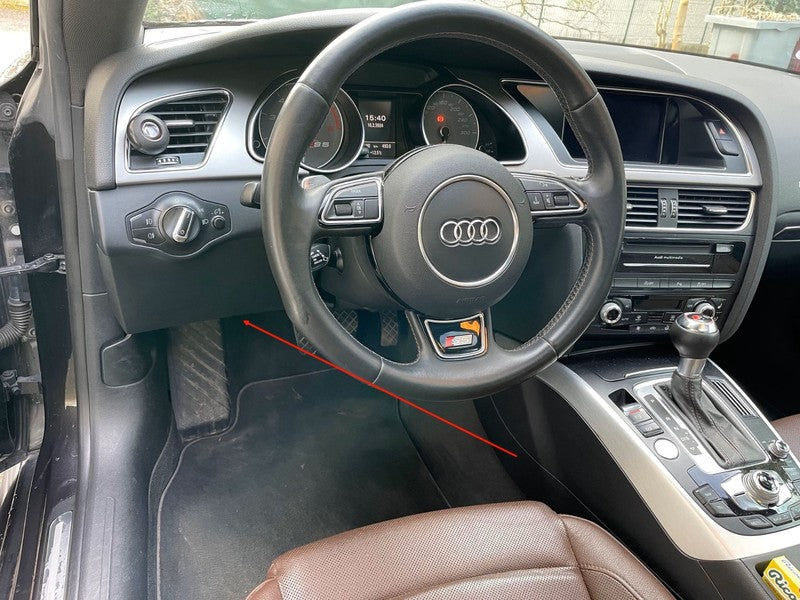 Fleche rouge indiquant l emplacement de la prise obd dans l habitacle d une Audi S5