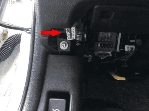 Localisation de la prise de diagnostic OBD2 sous le tableau de bord d une Honda Accord