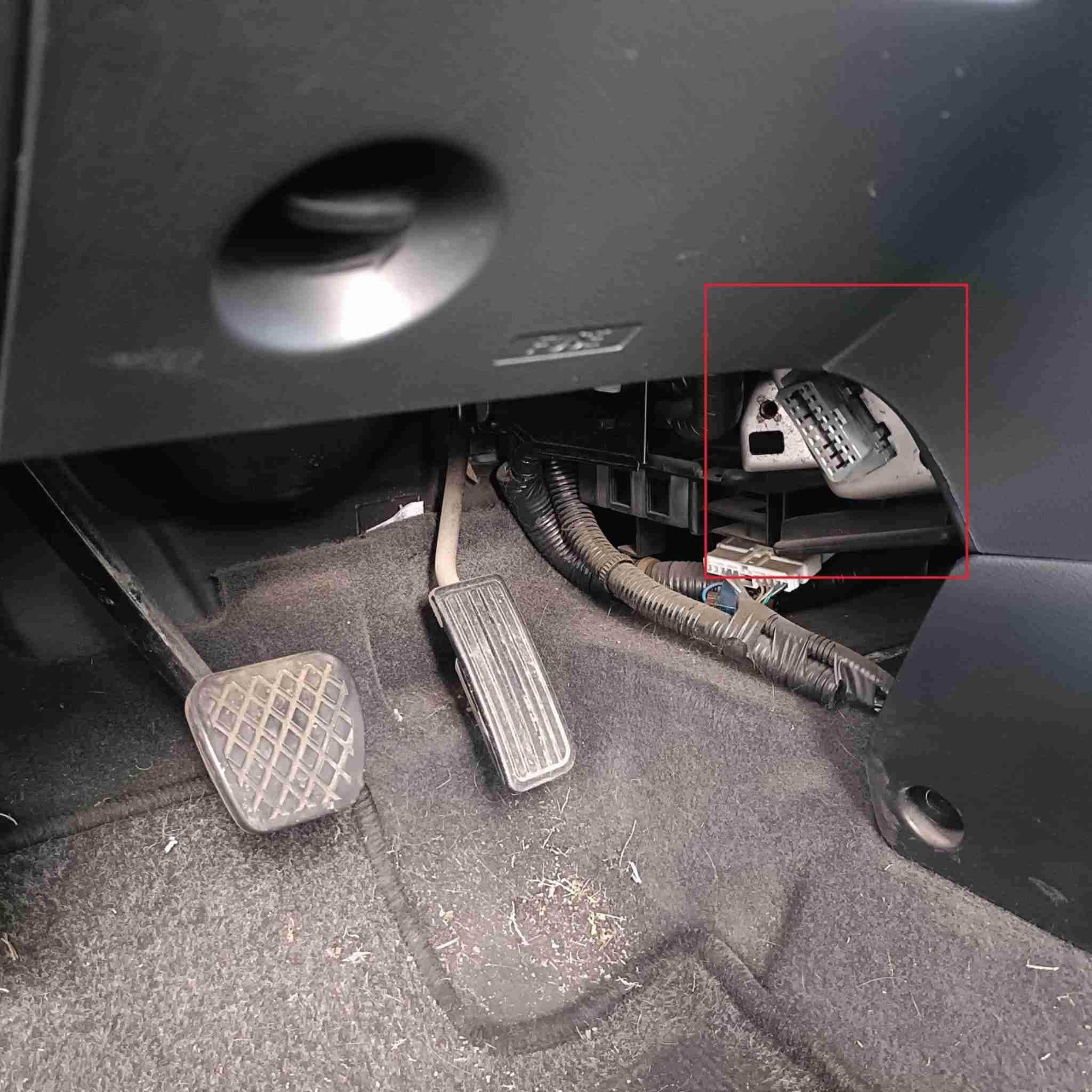 Localisation de la prise de diagnostic OBD2 sous le tableau de bord d une Honda Civic