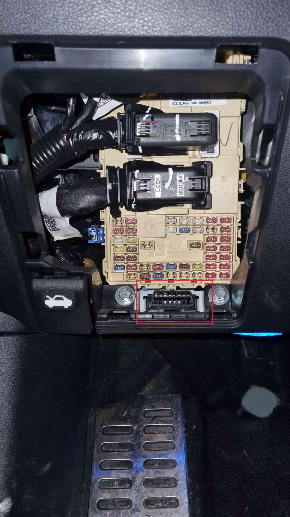 Emplacement de la prise OBD2 encadrée en rouge sur une Hyundai Bayon