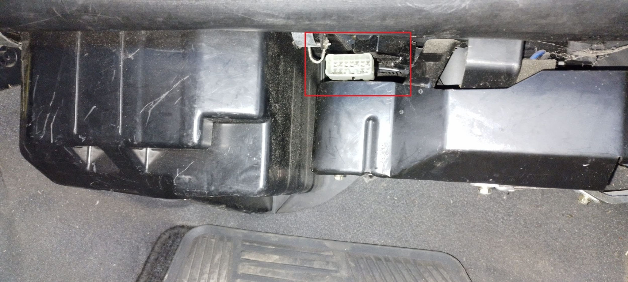 Localisation de la prise de diagnostic OBD2 sous le tableau de bord d'un Hyundai Galloper