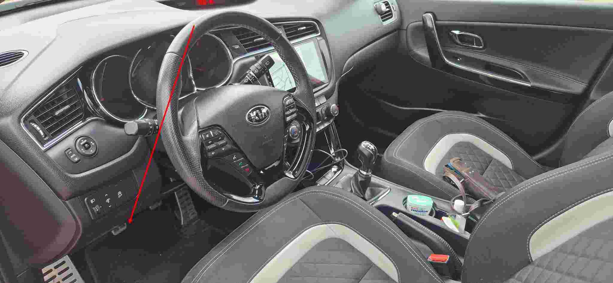 Emplacement de la prise OBD pour valise de diagnostic dans l'habitacle d'une Kia Ceed GT Line
