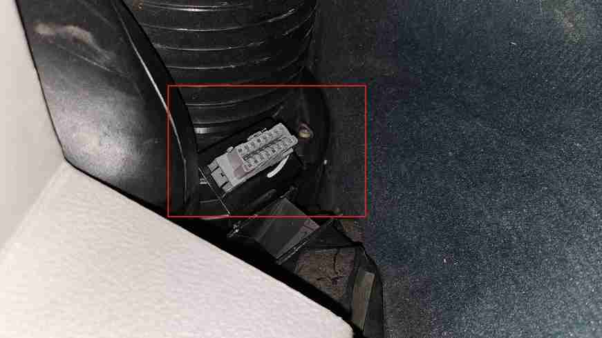 Emplacement de la prise OBD2 grise à bord d un Land Rover Freelander 1