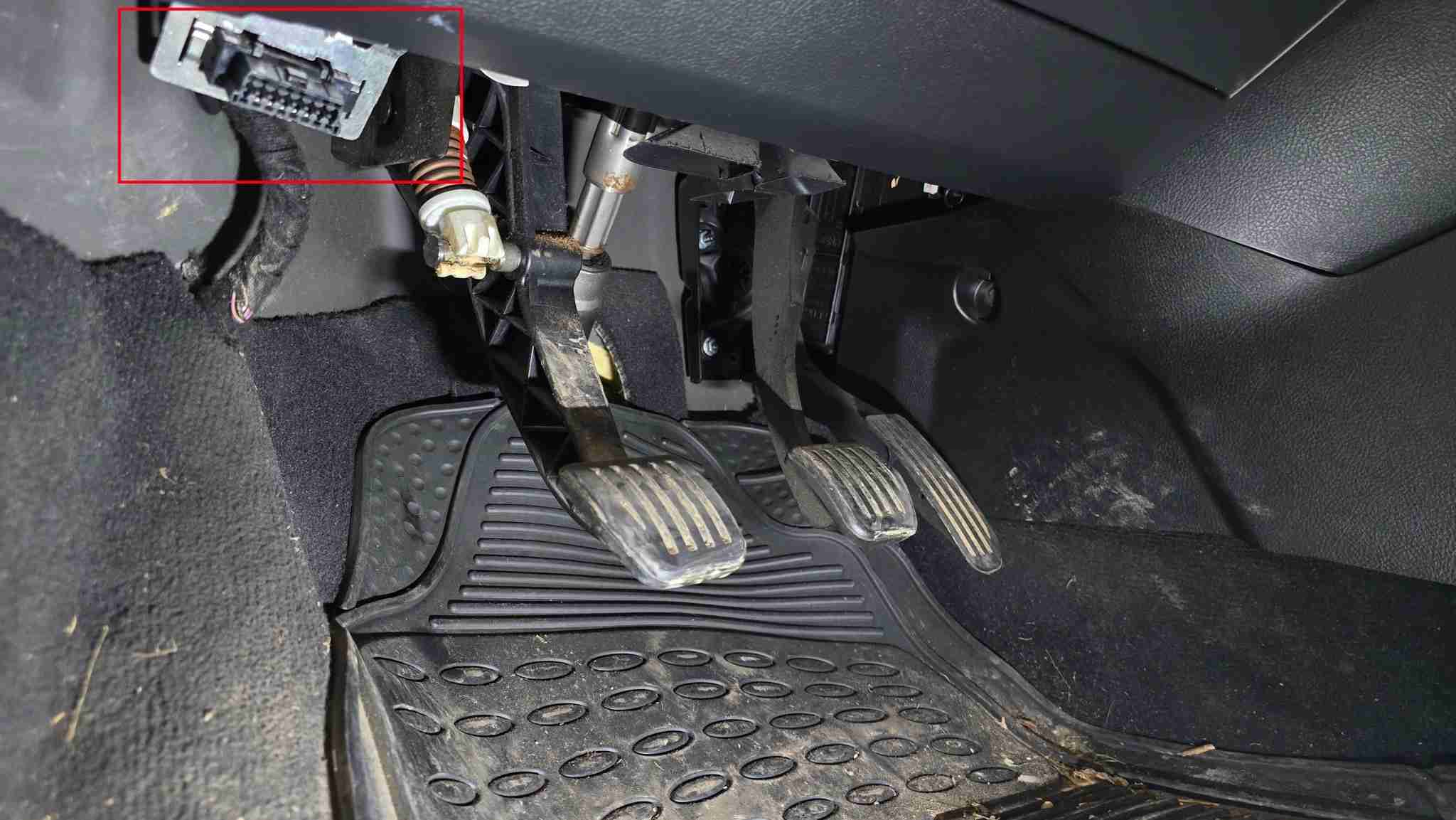 Emplacement de la prise OBD2 encadrée en rouge sur un Land Rover Freelander 2