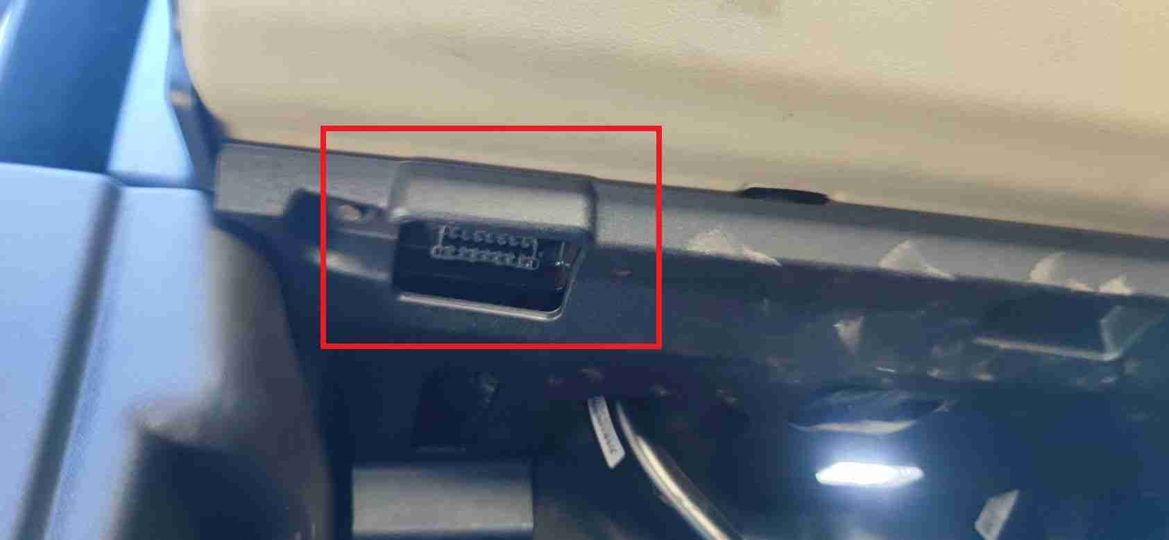 Emplacement de la prise OBD2 sous le tableau de bord d'un Land Rover Range Rover