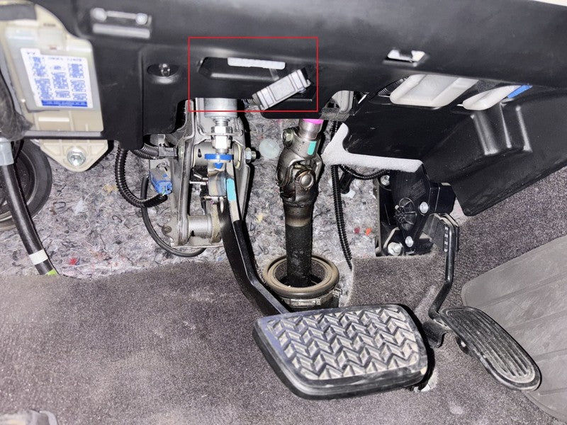 Emplacement de la prise OBD2 encadrée en rouge sous le tableau de bord d une Lexus IS 250