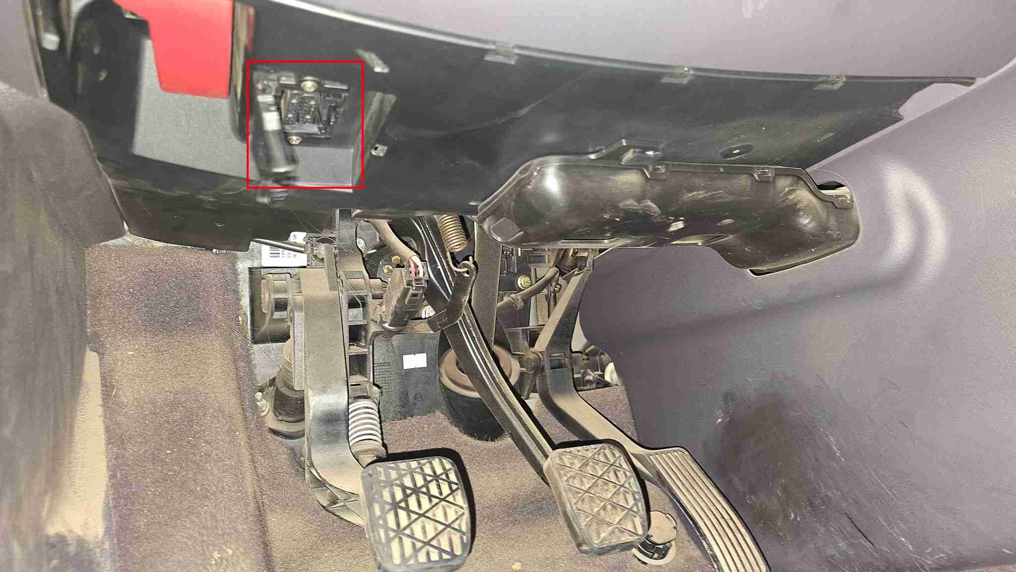 Emplacement de la prise OBD2 encadrée en rouge sur une Mercedes A170