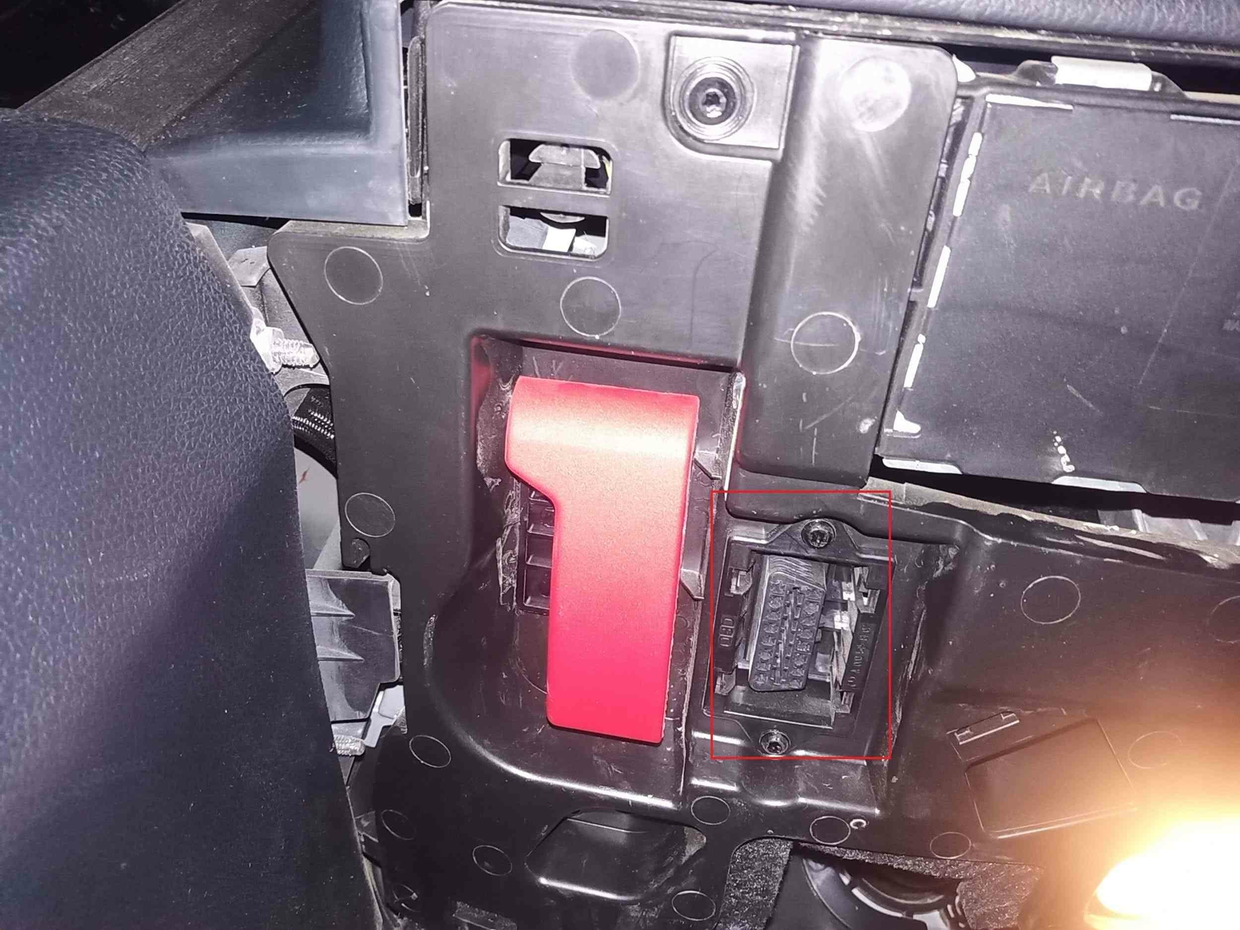 Emplacement de la prise OBD2 sur une Mercedes Classe C S205 250d sous le tableau de bord