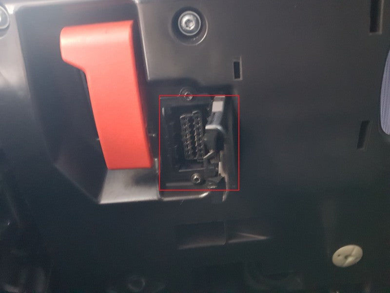 Emplacement de la prise OBD2 noire sous le tableau de bord d une Mercedes Classe E 220