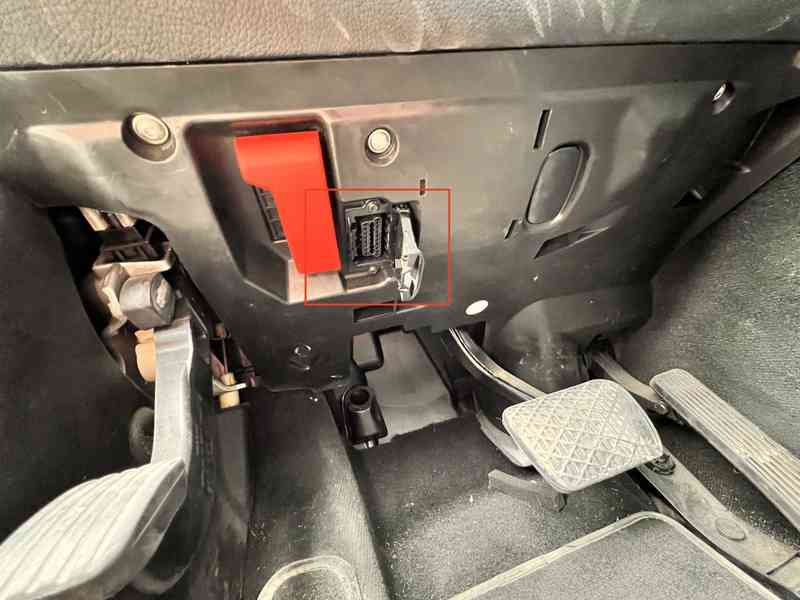 Emplacement de la prise OBD2 sous le tableau de bord d une Mercedes Classe E W211