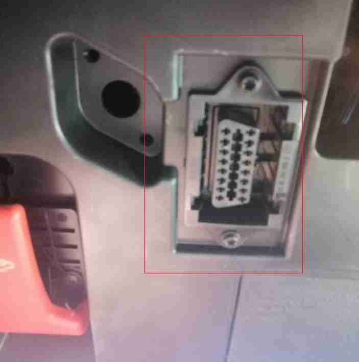 Emplacement de la prise OBD2 sur un SUV Mercedes GLB 200d pour diagnostic auto