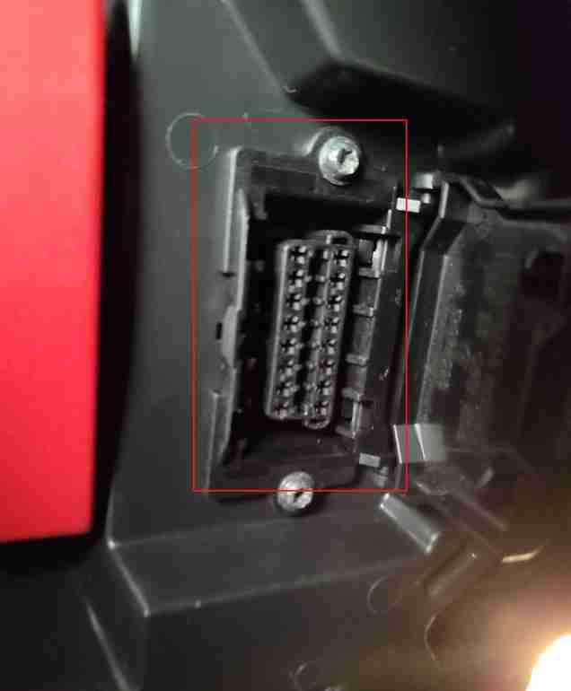 Emplacement de la prise de diagnostic OBD2 sur une Mercedes SLK 230