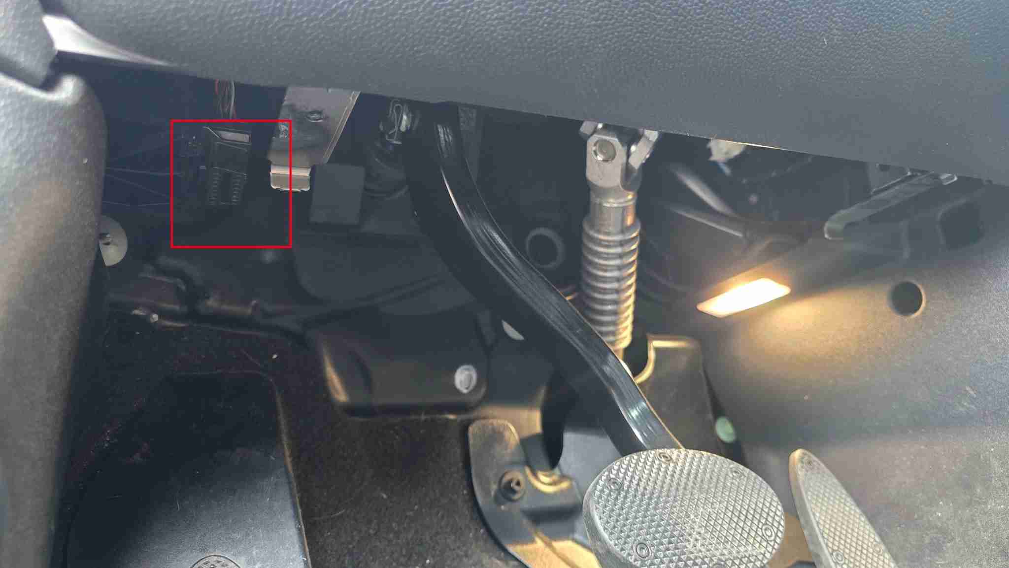 Emplacement de la prise OBD2 sous le tableau de bord d une Mini Cooper S electrique
