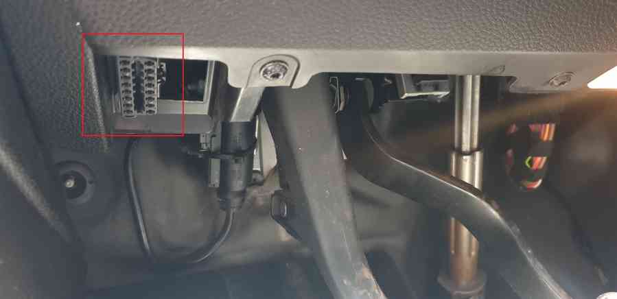 Emplacement de la prise OBD2 encadrée en rouge sur une Mini Cooper S R56 sous le tableau de bord
