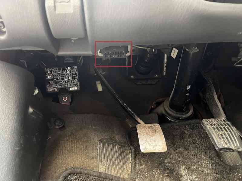 Emplacement de la prise de diagnostic OBD2 sous le volant d une Mitsubishi L200 K74