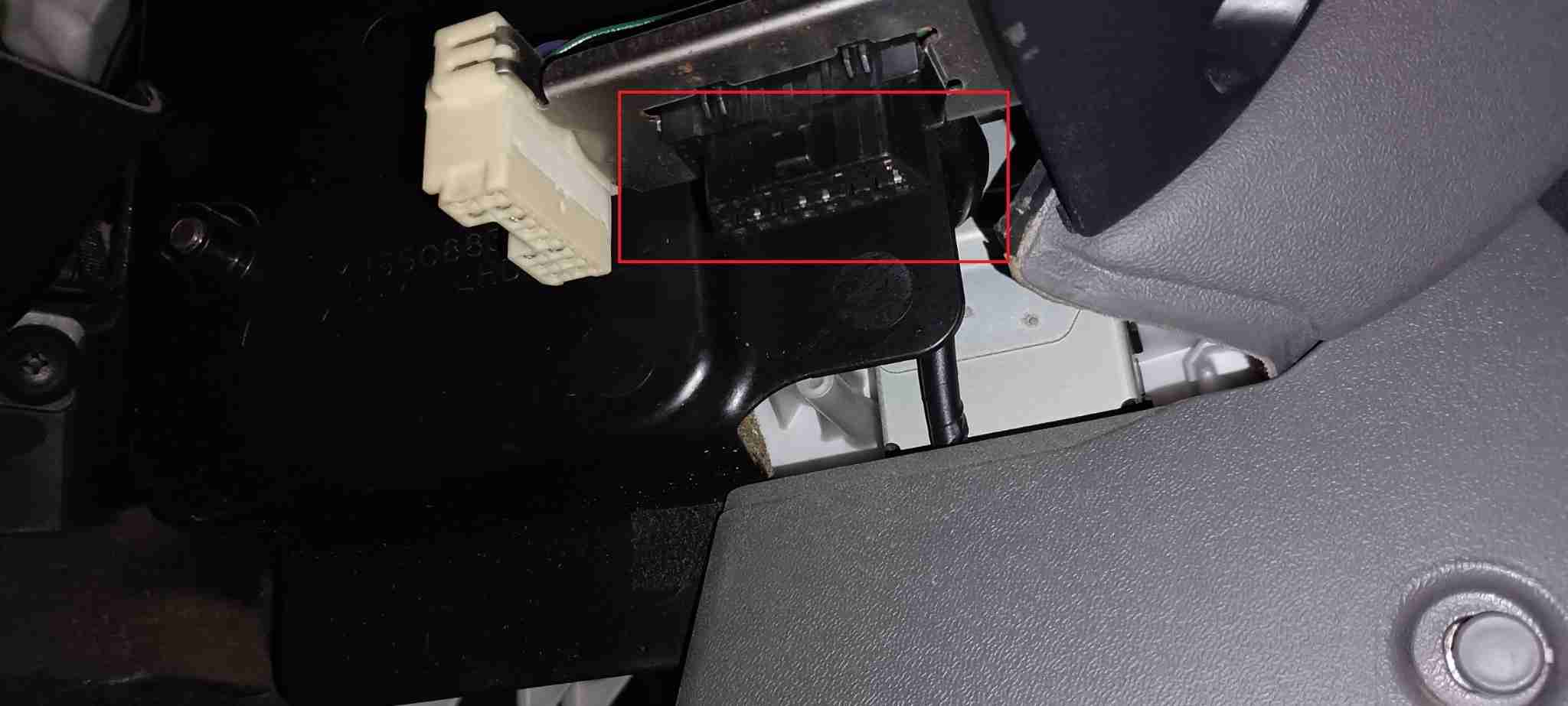 Emplacement de la prise de diagnostic OBD2 sous le tableau de bord d un Mitsubishi Pajero 3