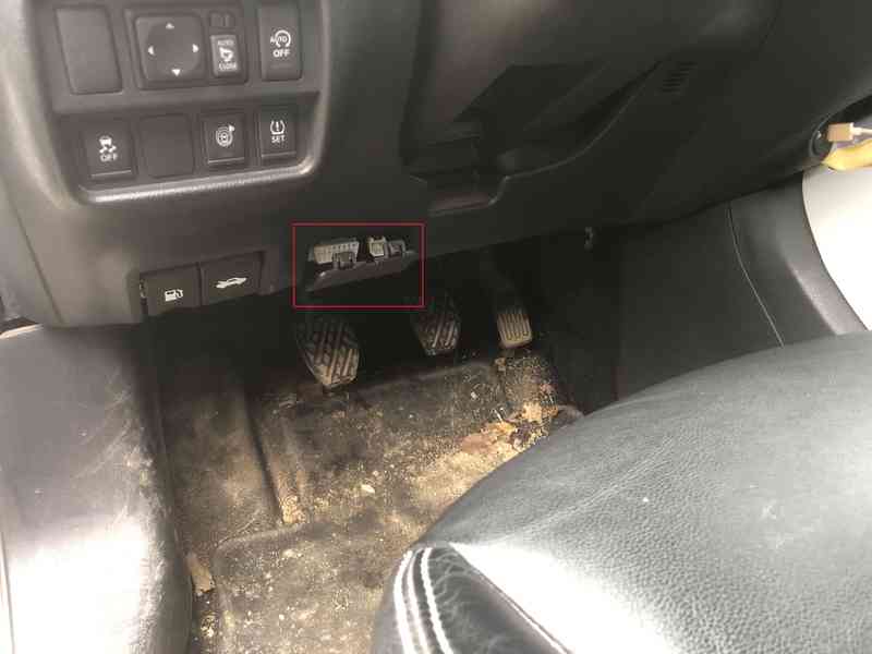 Emplacement de la prise OBD2 sous le volant d une Nissan Juke