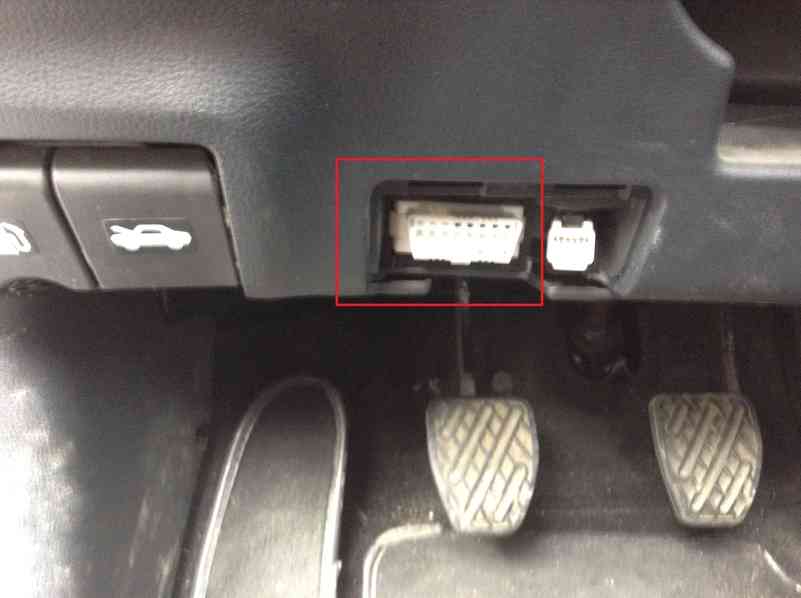 Emplacement de la prise de diagnostic OBD2 sous le volant d une Nissan Micra