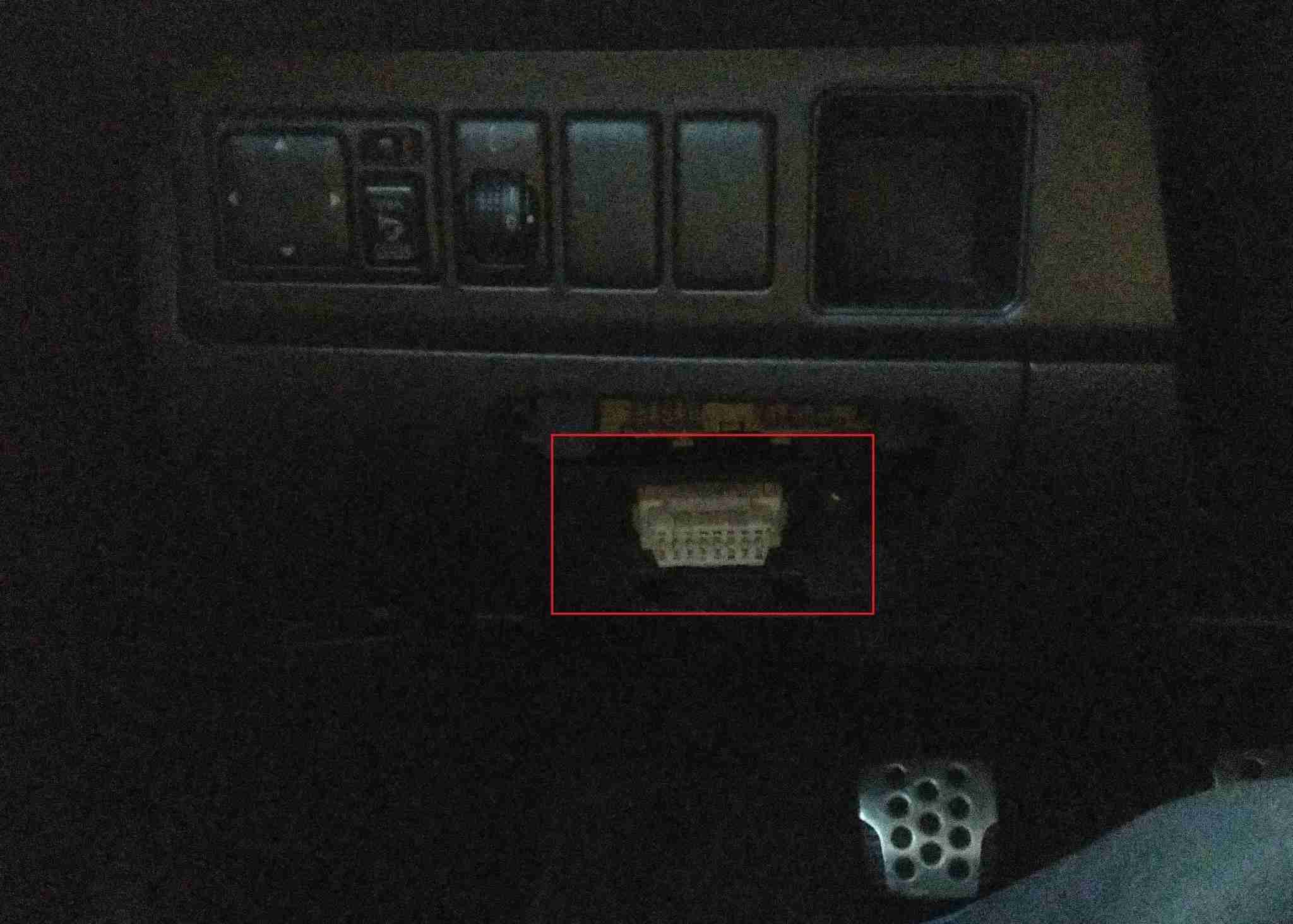 Emplacement de la prise de diagnostic OBD2 sous le tableau de bord d une Nissan Note
