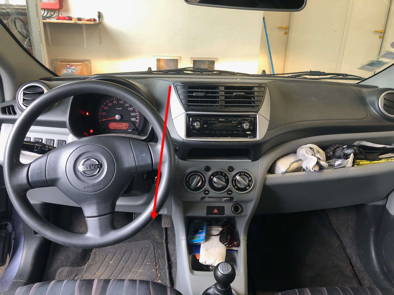Photo de l habitacle indiquant l emplacement de la prise OBD pour un diagnostic sur Nissan Pixo 2010