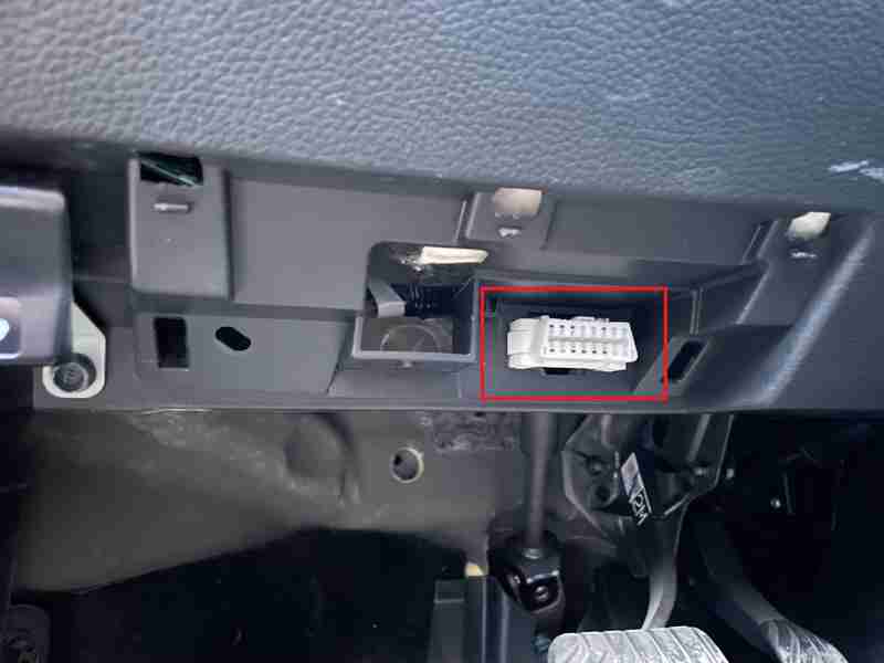 Une fleche rouge montre l emplacement de la prise OBD de diagnostic sur une Nissan Qashqai