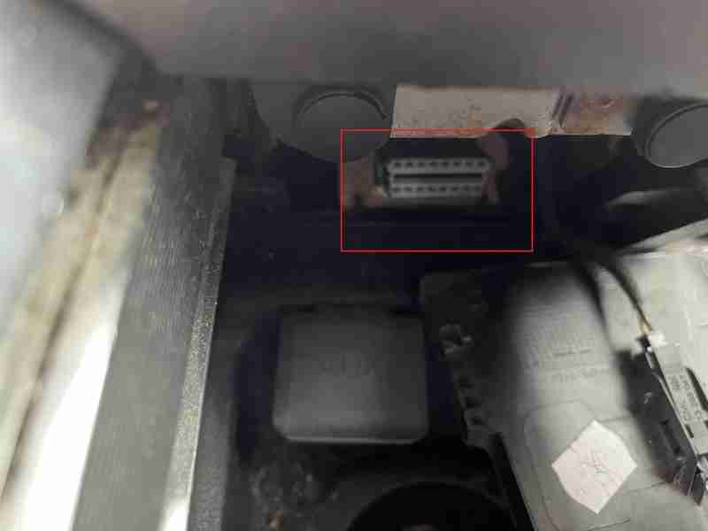 Emplacement de la prise de diagnostic OBD2 sous le tableau de bord d une Opel Meriva B