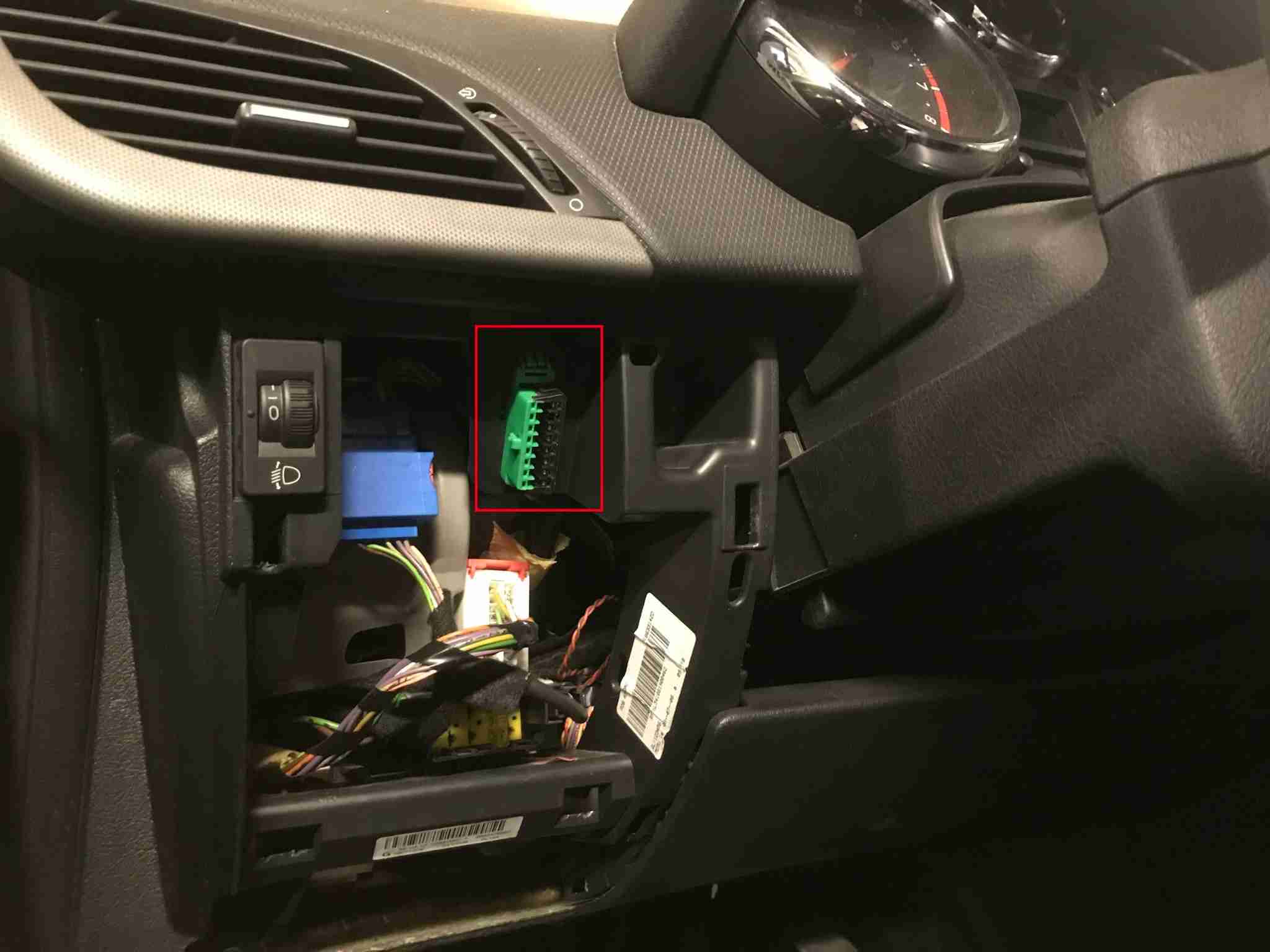 Localisation de la prise de diagnostic OBD2 verte sur une Peugeot 207