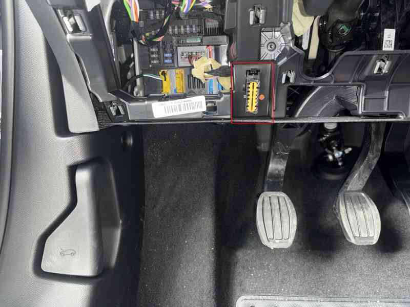 Localisation et accès à la prise OBD de diagnostic sur une Peugeot 2008 II