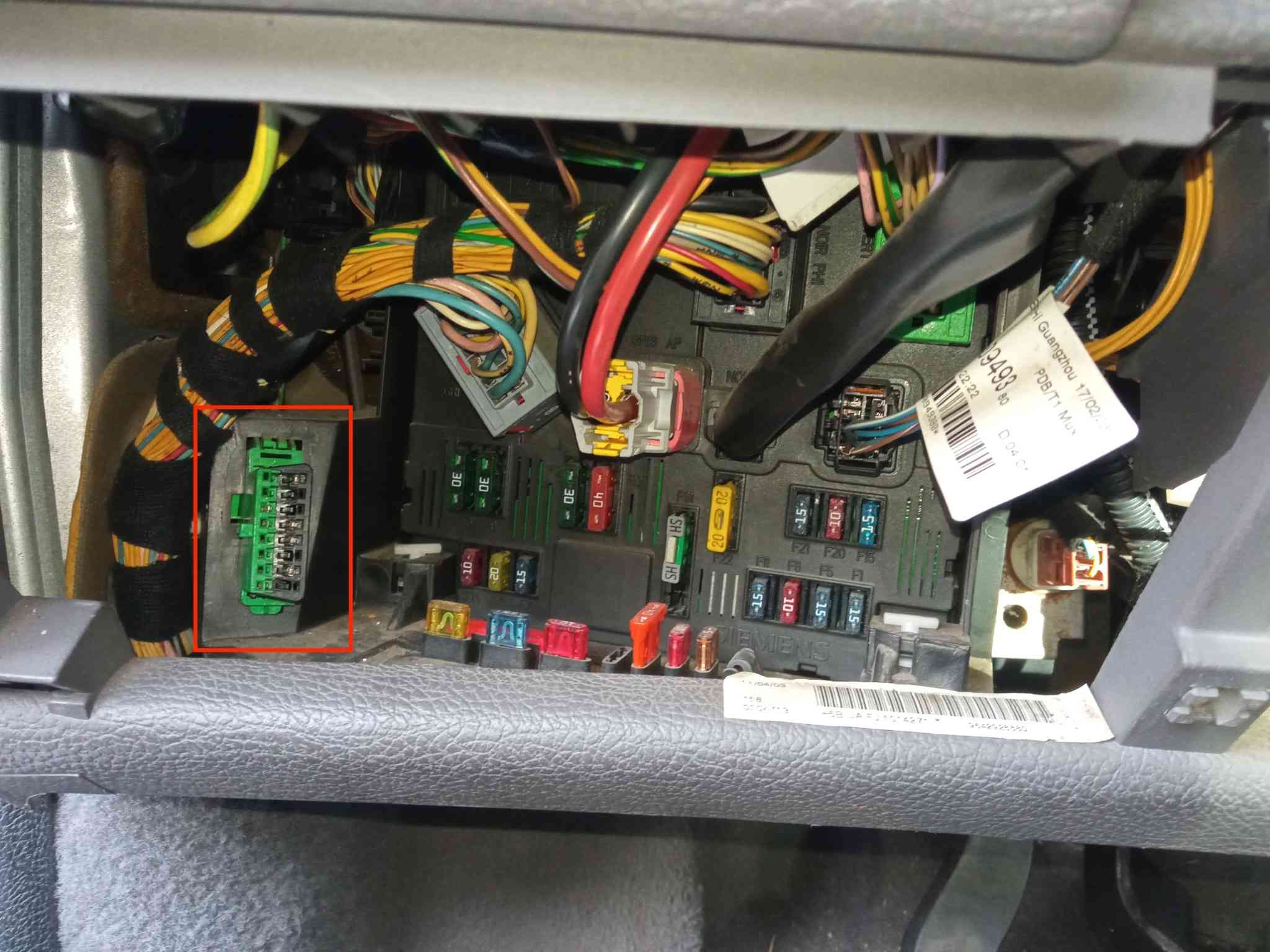 Localisation de la prise de diagnostic OBD2 verte sur une Peugeot 206 sous les fusibles