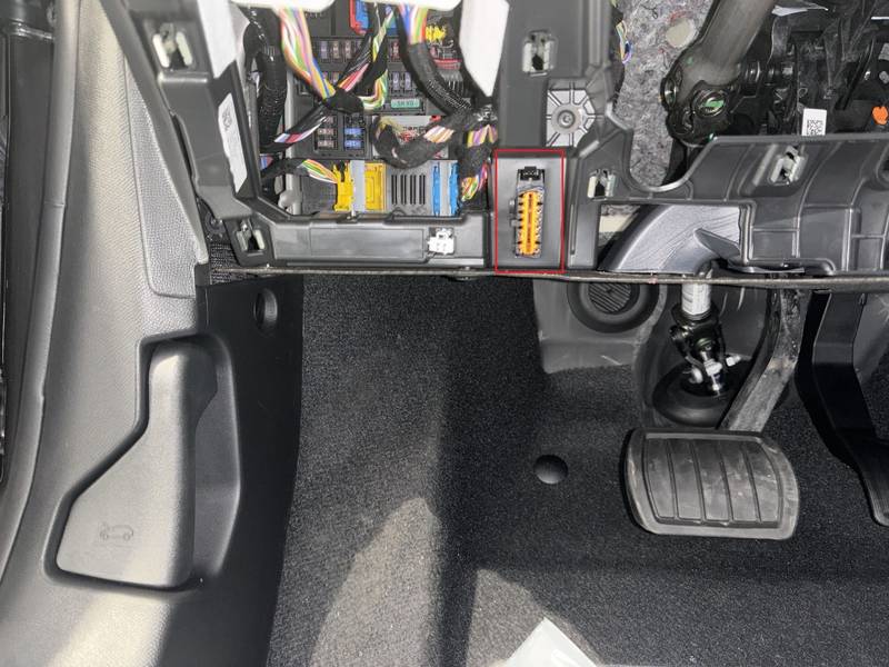 Localisation de la prise de diagnostic OBD2 sous le tableau de bord d une Peugeot 208 II