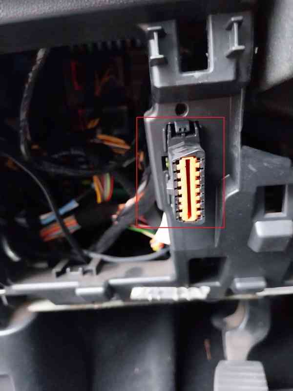 Photo montrant l emplacement de la prise OBD pour Peugeot 208 sous le volant