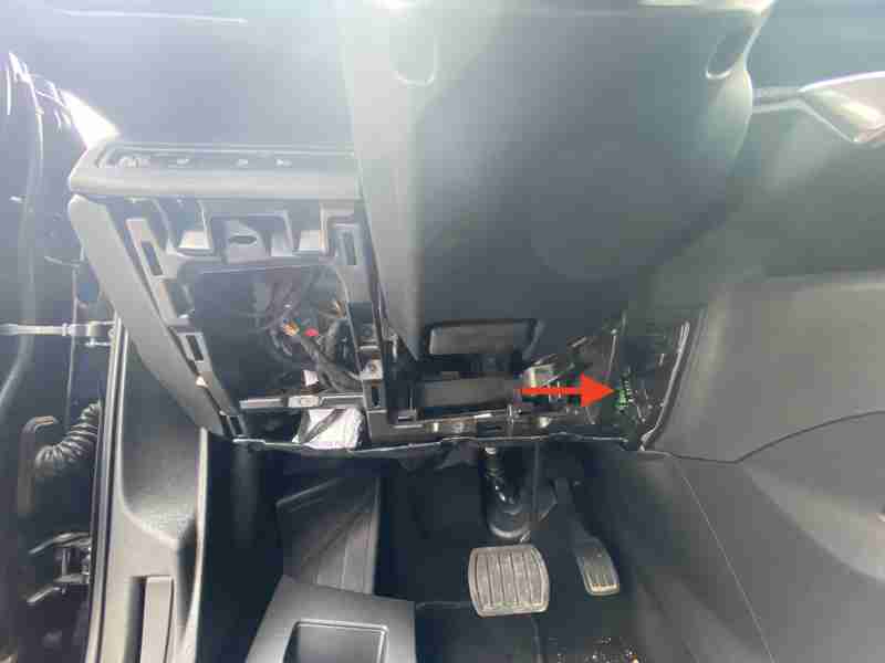 Emplacement de la prise OBD2 sous le volant d une Peugeot 3008 phase 2